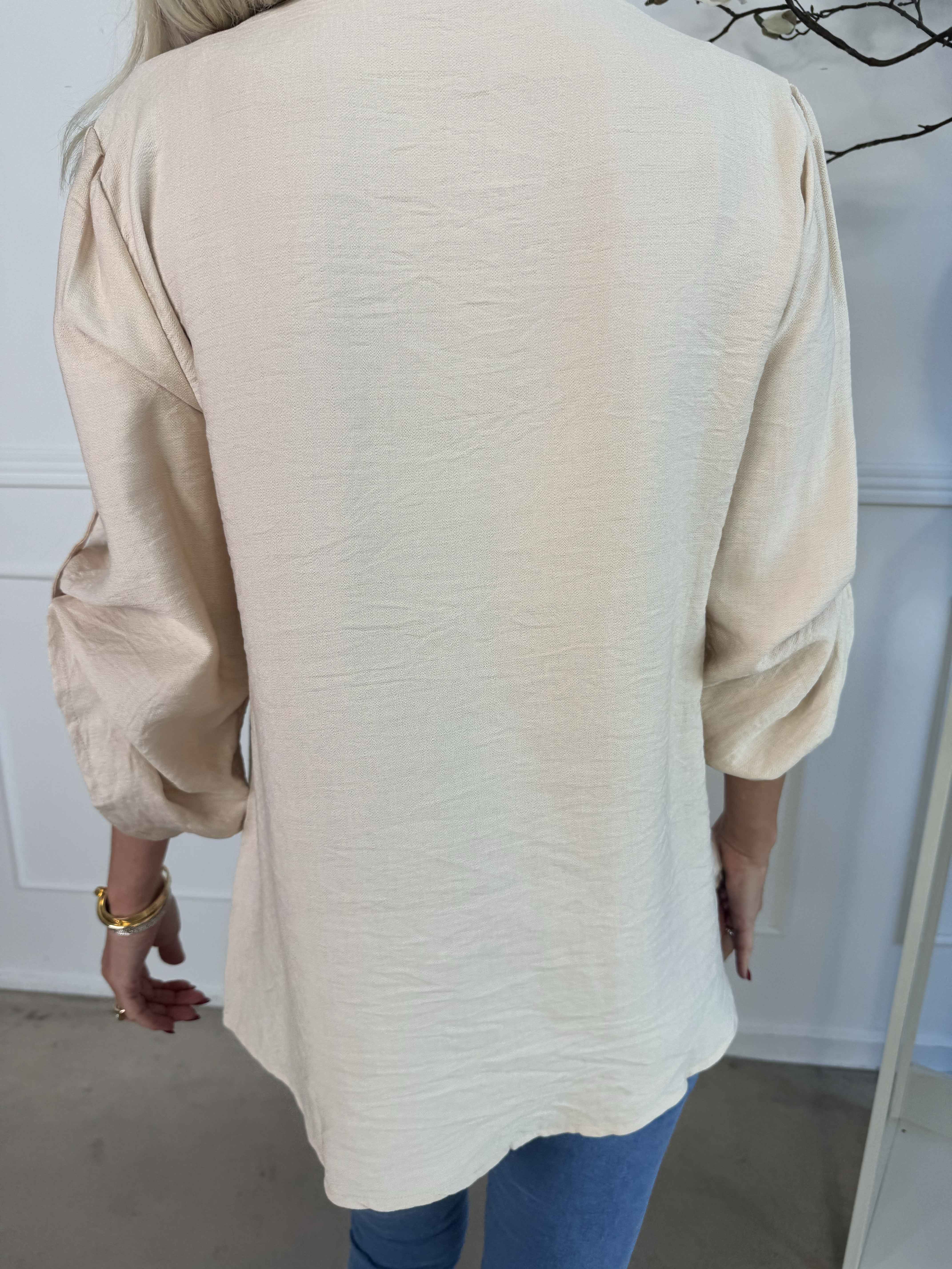 Gina - Bomullsblus med detaljerad v-ringning